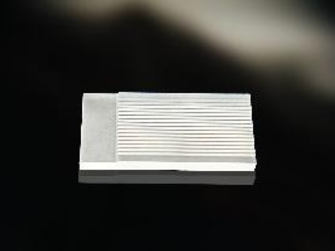 V 型槽实物照片（FAU 核心基板）